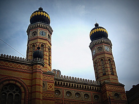 (clocks on top of the Dohany Synagogue don't work)
